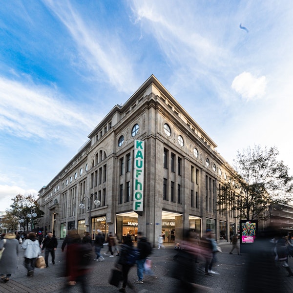Auch Karstadt an der Breite Straße und die Filiale in Nippes stehen nicht auf der Streichliste.