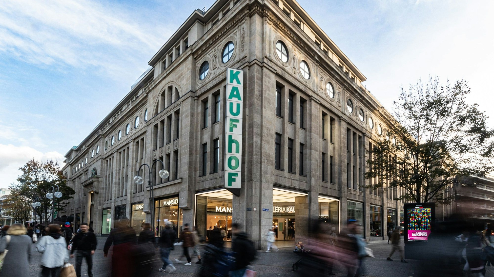 Auch Karstadt an der Breite Straße und die Filiale in Nippes stehen nicht auf der Streichliste.