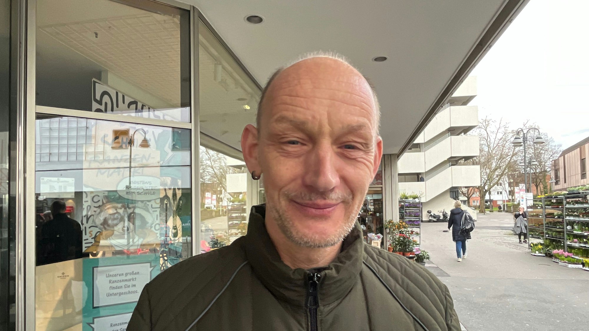 Ein Passant äußert sich zum Aus der Kaufhof-Filiale in Siegburg.