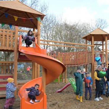 Die Festgäste feiern die Einweihung der neuen Spielgeräte.