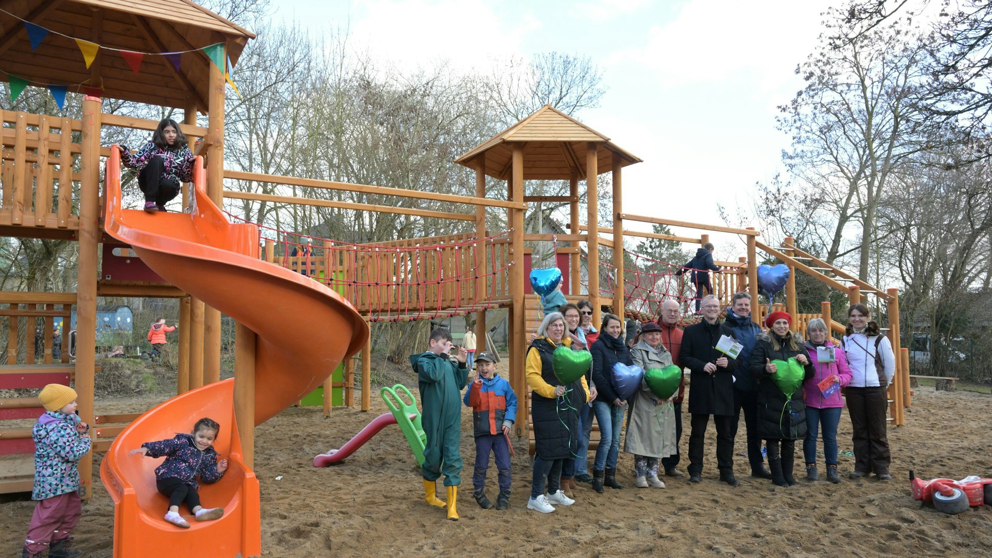 Die Festgäste feiern die Einweihung der neuen Spielgeräte.