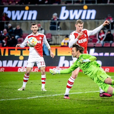 Manuel Riemann vom VfL Bochum, rettet vor Steffen Tigges vom 1. FC Köln.