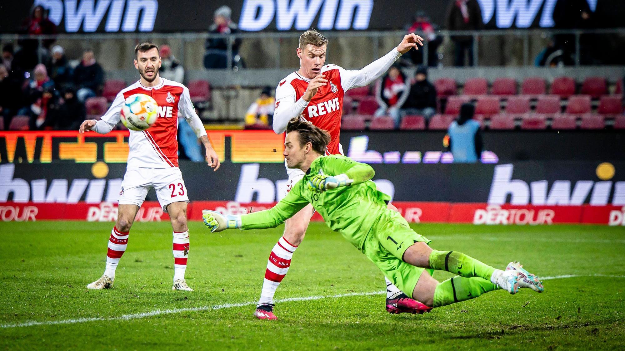 Manuel Riemann vom VfL Bochum, rettet vor Steffen Tigges vom 1. FC Köln.