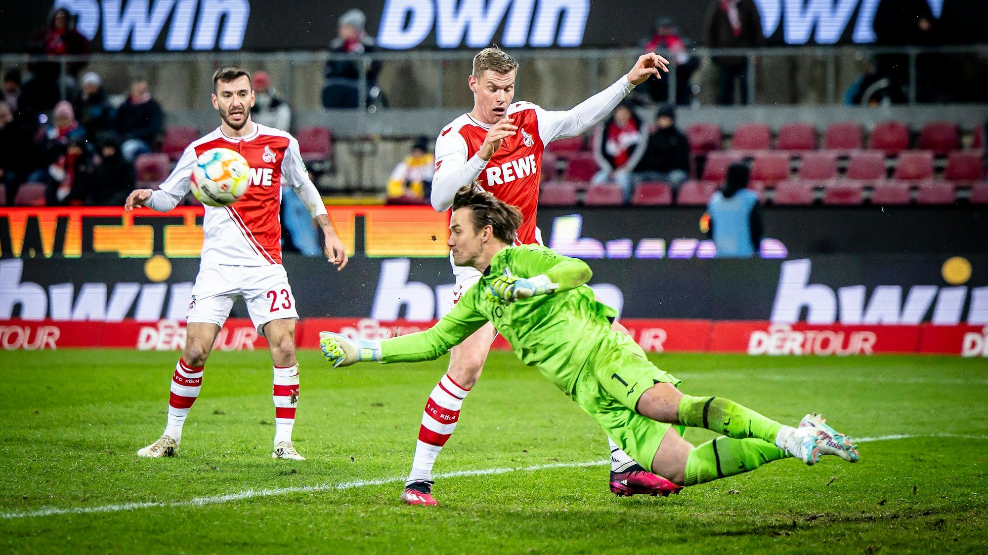 Manuel Riemann vom VfL Bochum, rettet vor Steffen Tigges vom 1. FC Köln.