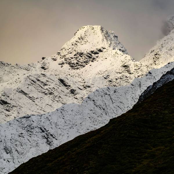 Die Sellrainer Berger in Tirol in Österreich im Morgenlicht. Über den Gipfeln hängen noch einige Wolken. (Symbolbild)