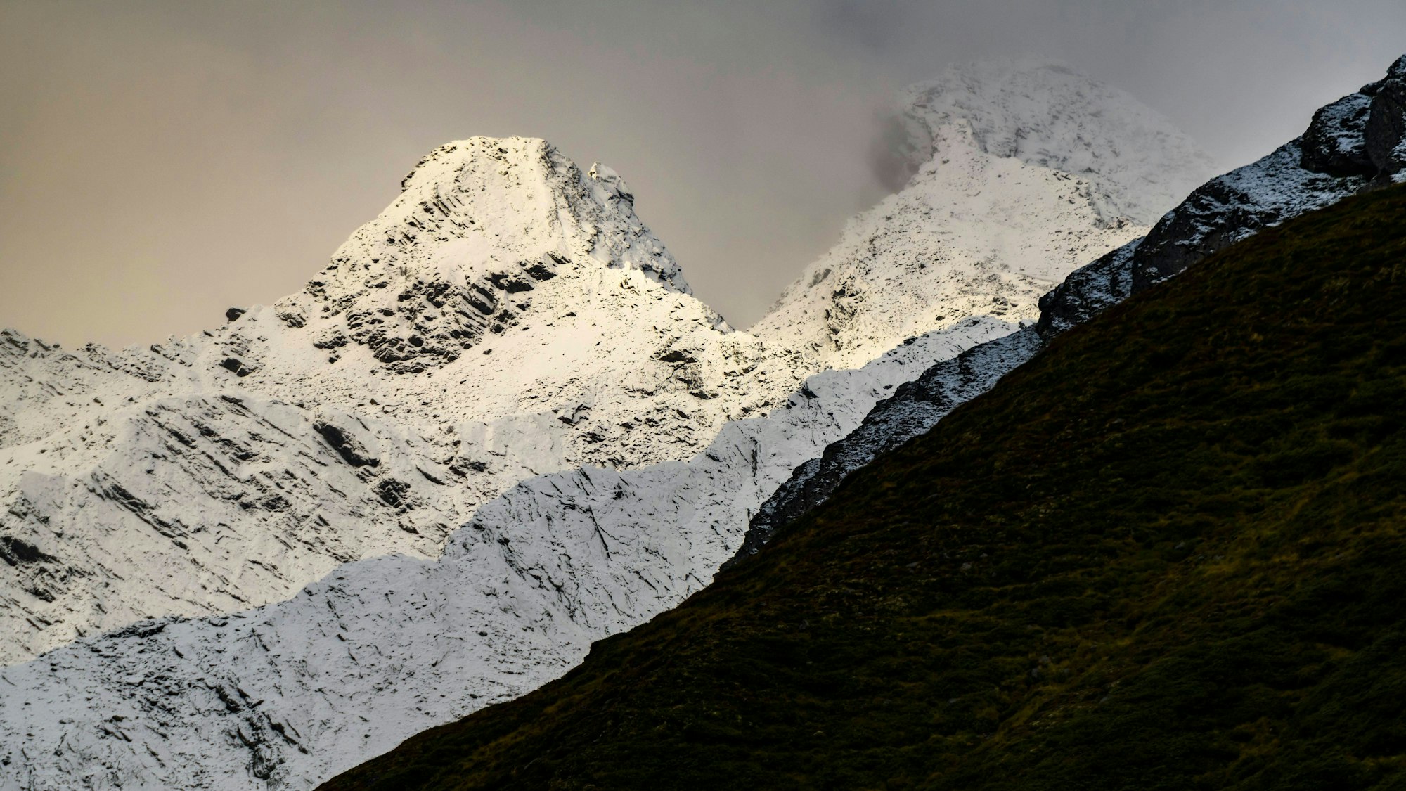 Die Sellrainer Berger in Tirol in Österreich im Morgenlicht. Über den Gipfeln hängen noch einige Wolken. (Symbolbild)