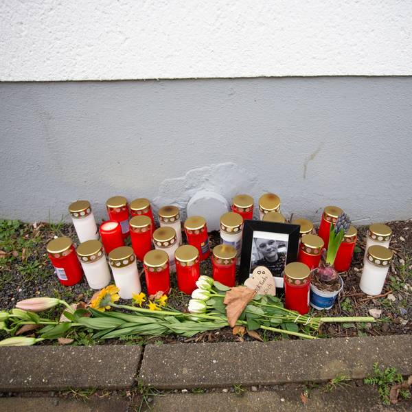 Bekannte und Freunde des Opfers haben Kerzen und Blumen in der Nähe des Tatorts in Stammheim abgelegt.