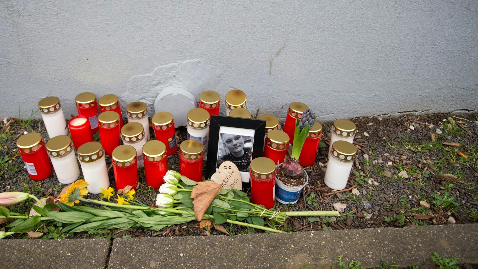 Bekannte und Freunde des Opfers haben Kerzen und Blumen in der Nähe des Tatorts in Stammheim abgelegt.