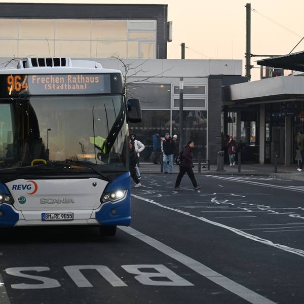 Zu sehen ist ein Bus der Linie 964 mit der Aufschrift „Frechener Rathaus“ am Bahnhof.