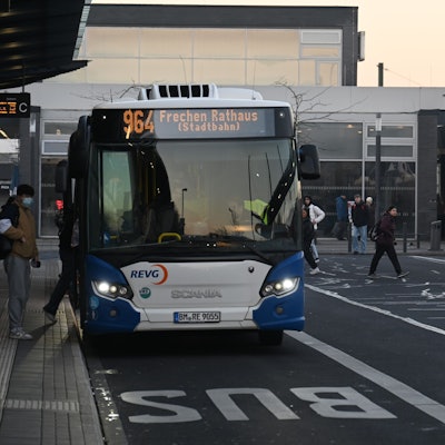 Ein Bus steht an einer Haltestelle.