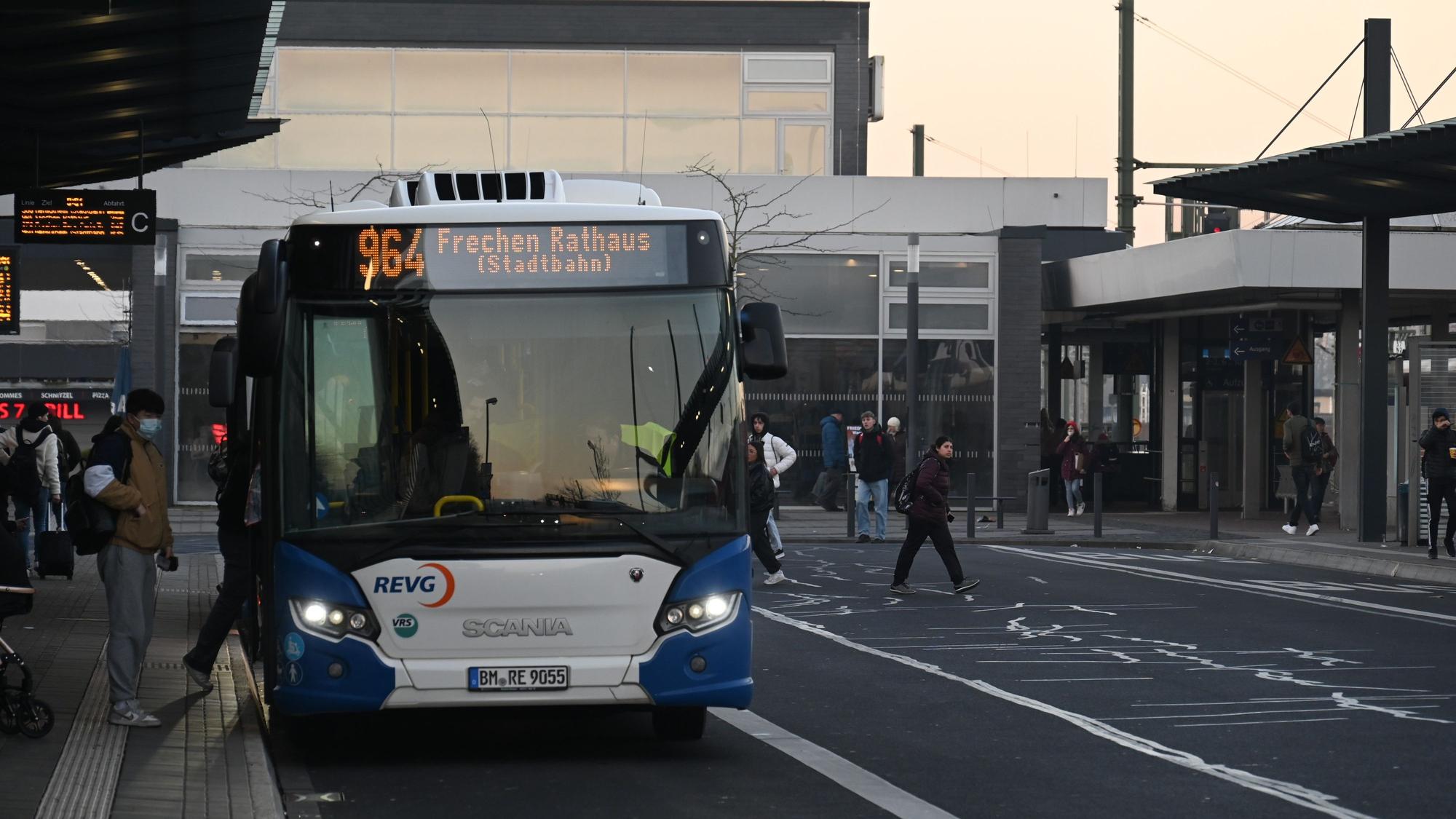 Das Foto zeigt einen Bus an einer Haltestelle.