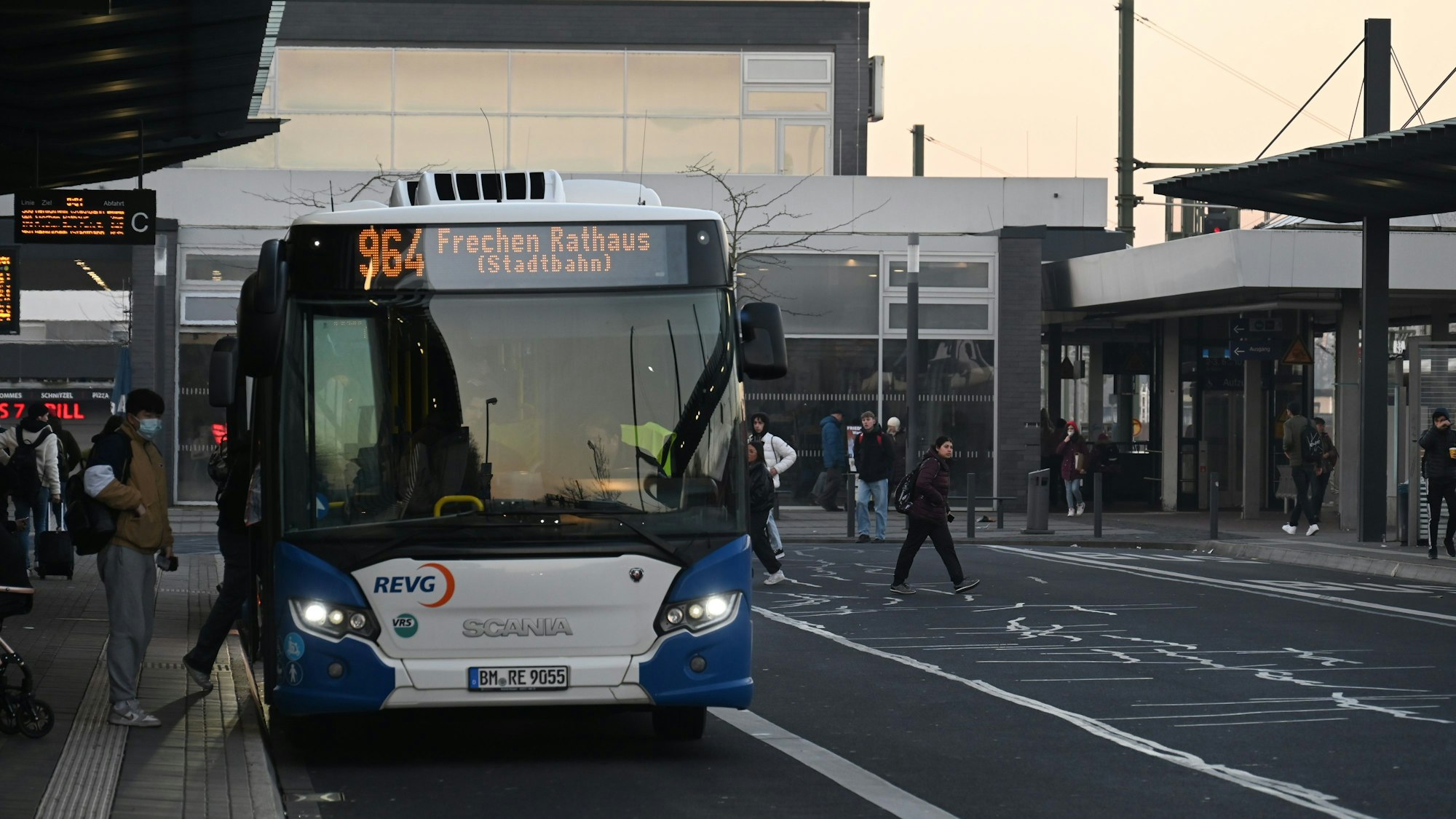 Das Foto zeigt einen Bus an einer Haltestelle.
