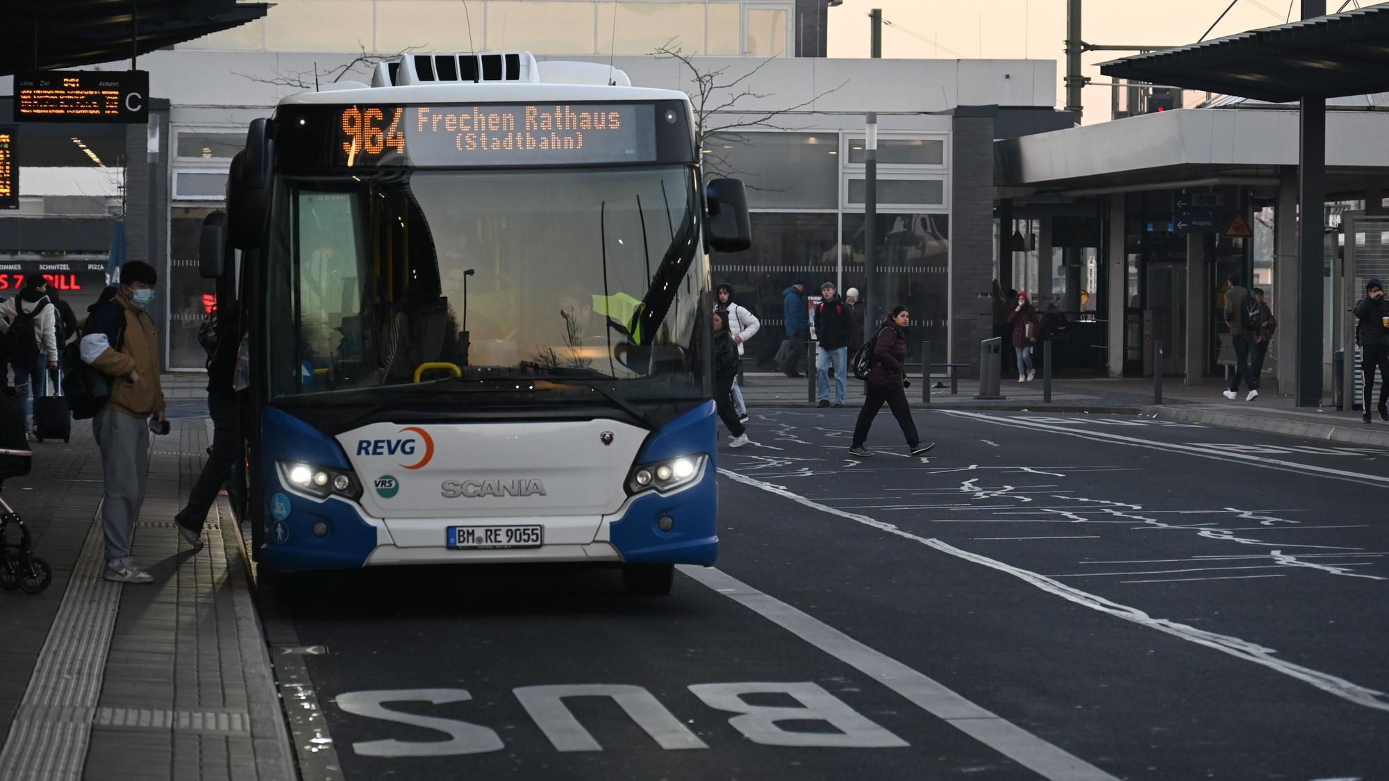 Ein Bus steht an einem Busbahnhof.