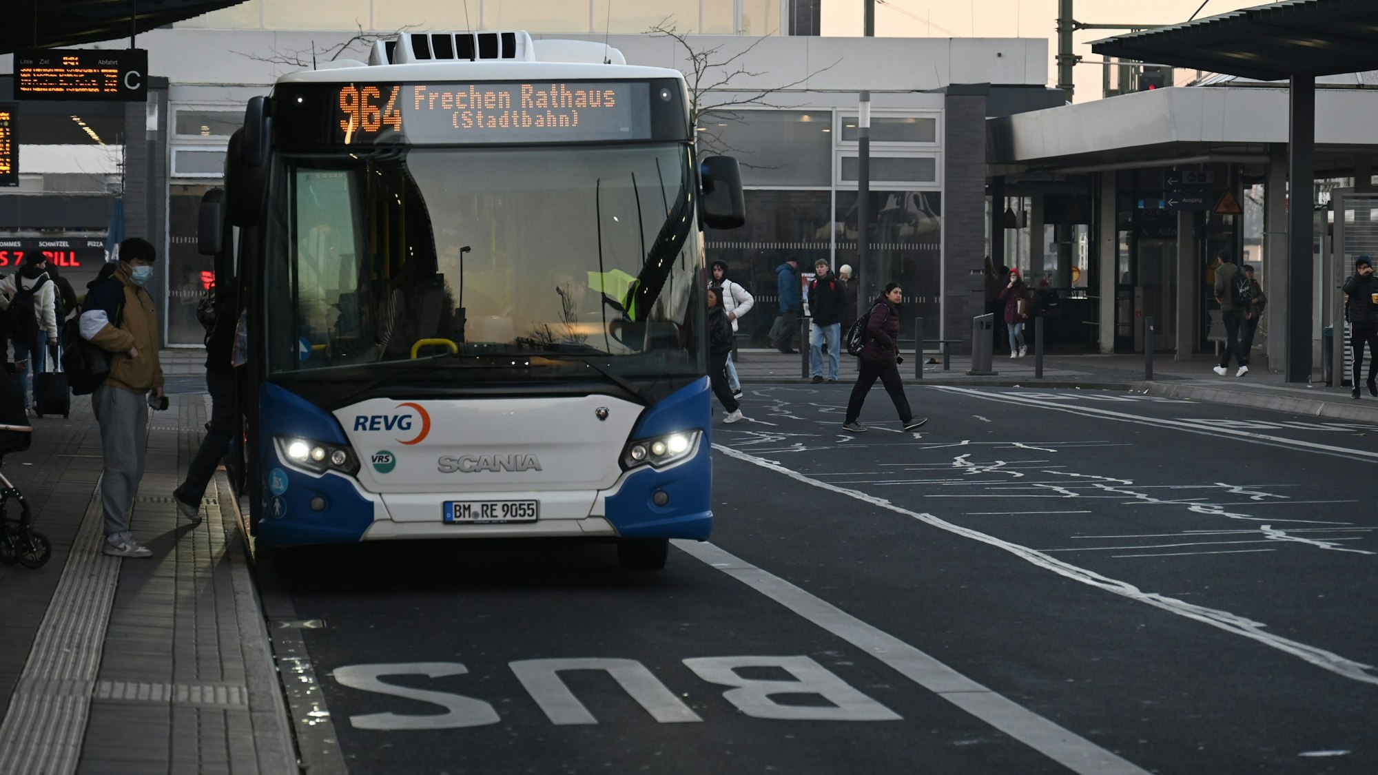 Ein Bus steht an einer Haltestelle.