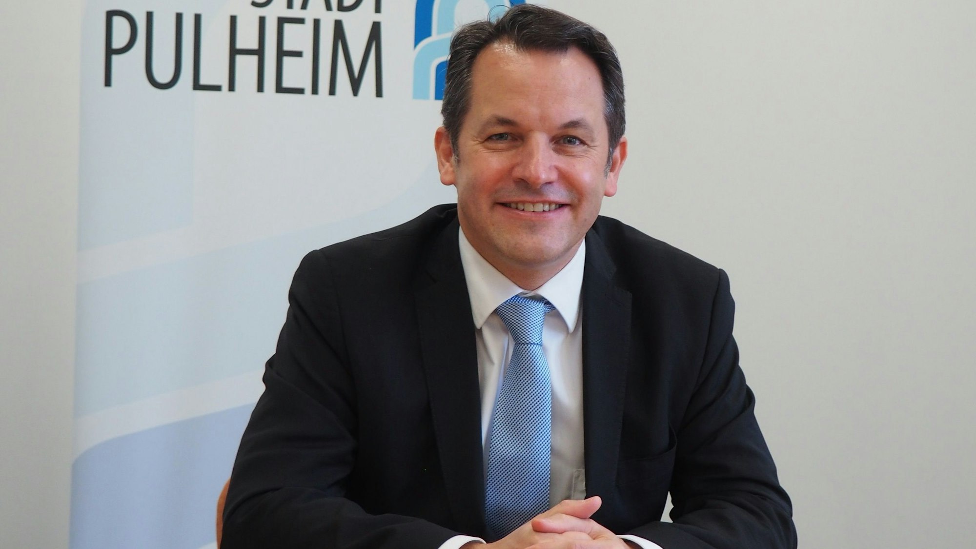 Auf dem Foto ist der Pulheimer Bürgermeister Frank Keppeler zu sehen. Als Sprecher der Bürgermeisterinnen und Bürgermeister im Rhein-Erft-Kreis holte er sich stellvertretend einen Rüffel von CDU-Fraktionschef Willi Zylajew ab.