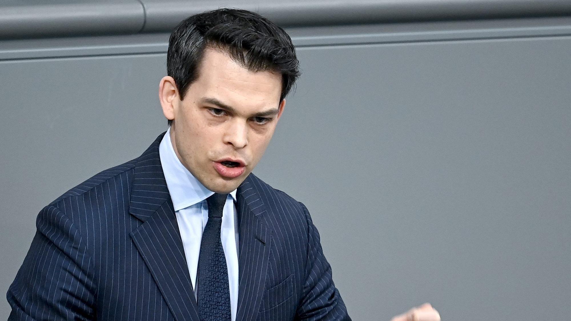 ARCHIV - 18.02.2022, Berlin: Christoph Ploß (CDU) spricht bei der 18. Sitzung des Bundestags zu den Abgeordneten. (Zu dpa «CDU-Chef Ploß: Niederlage Schwesigs ist Sieg für die Meinungsfreiheit») Foto: Britta Pedersen/dpa-Zentralbild/dpa +++ dpa-Bildfunk +++
