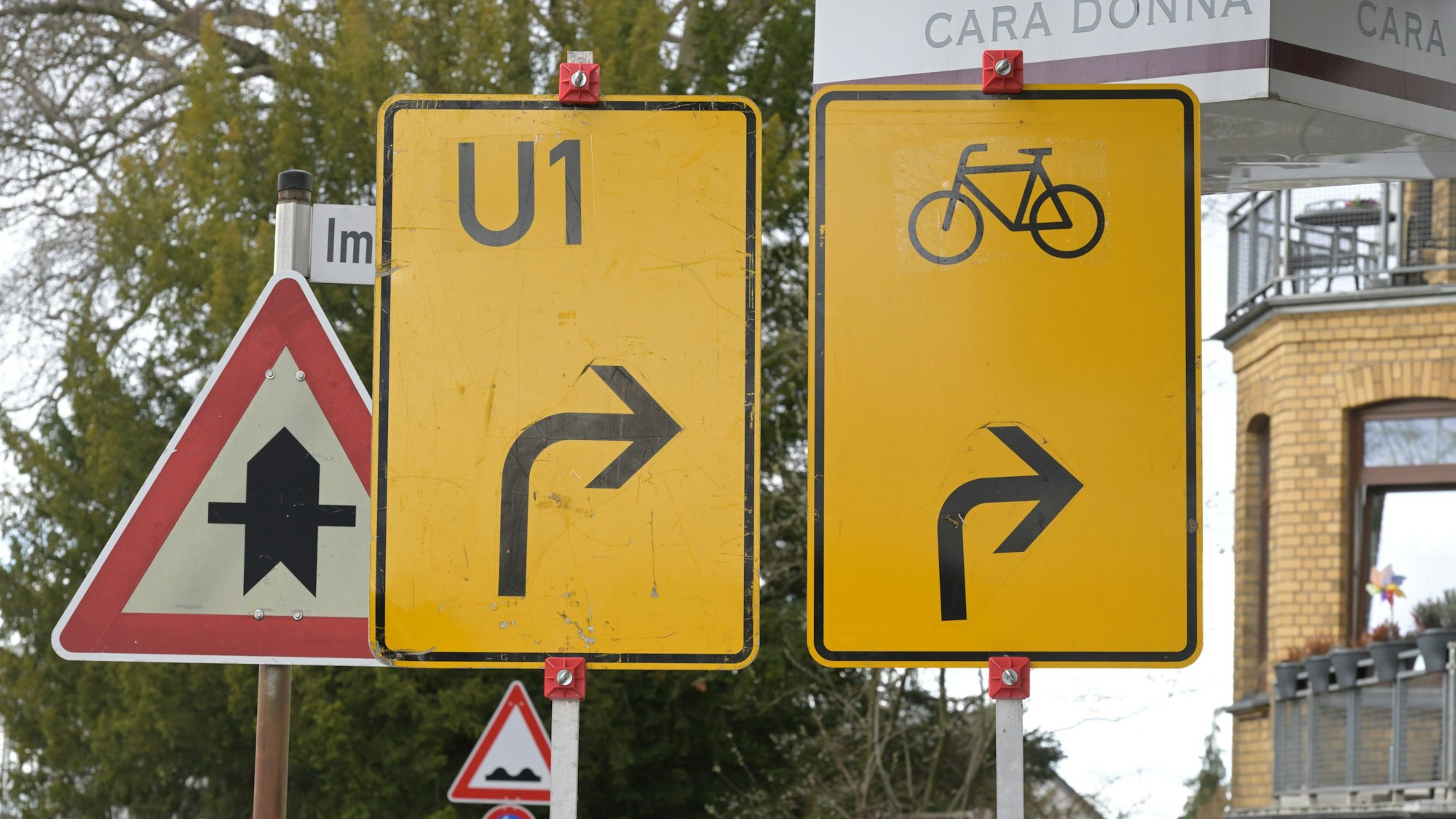 Umleitungsschilder hat die Stadt aufgestellt.