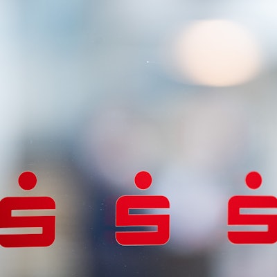 Auf einem Milchglas klebt viermal das Logo der Krerissparkasse.