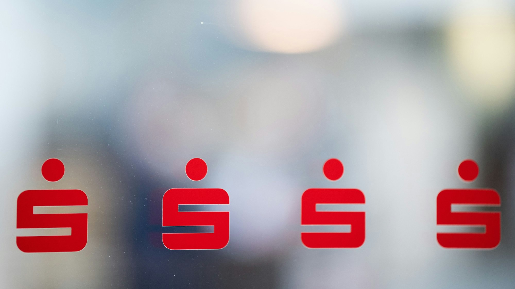 Auf einem Milchglas klebt viermal das Logo der Krerissparkasse.