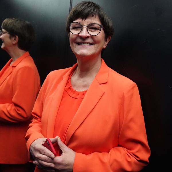 Saskia Esken steht in einem Fahrstuhl in der Hafencity Universität (HCU).