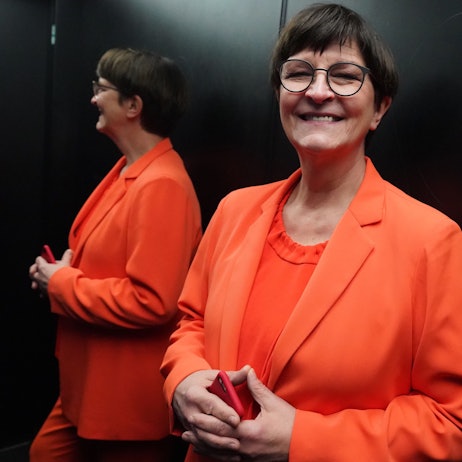 Saskia Esken steht in einem Fahrstuhl in der Hafencity Universität (HCU).