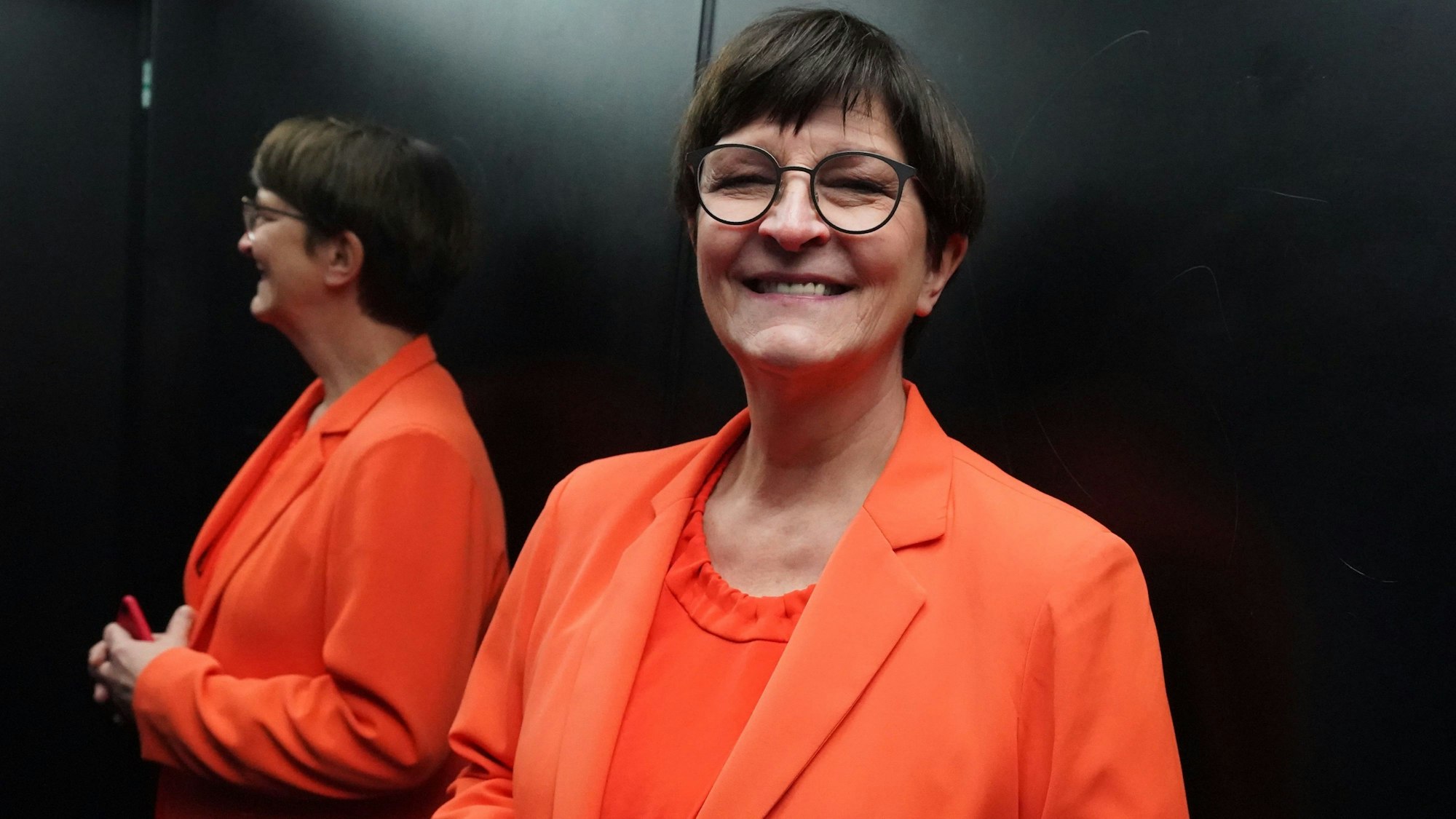 Saskia Esken steht in einem Fahrstuhl in der Hafencity Universität (HCU).