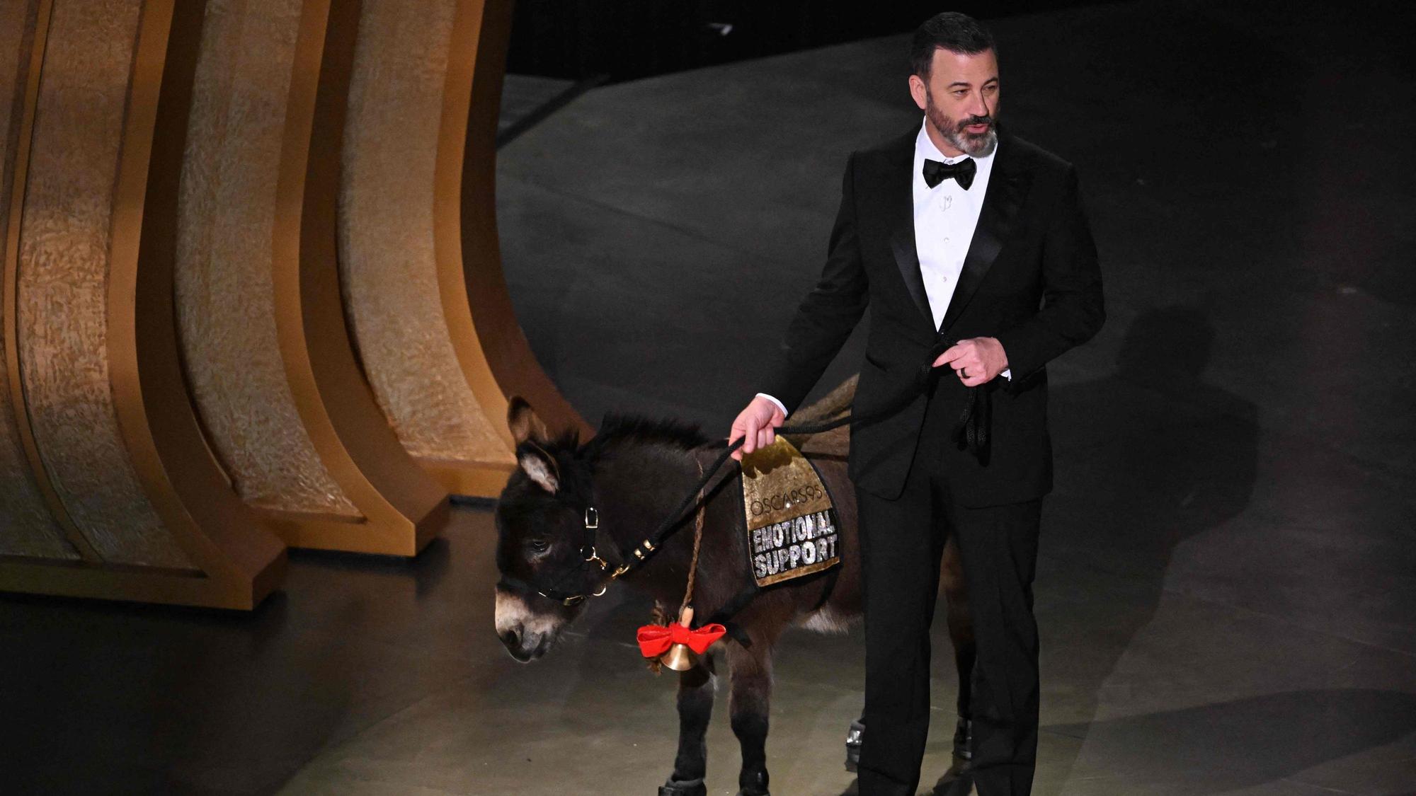 Gastgeber Jimmy Kimmel mit Esel auf der Osacar-Bühne.