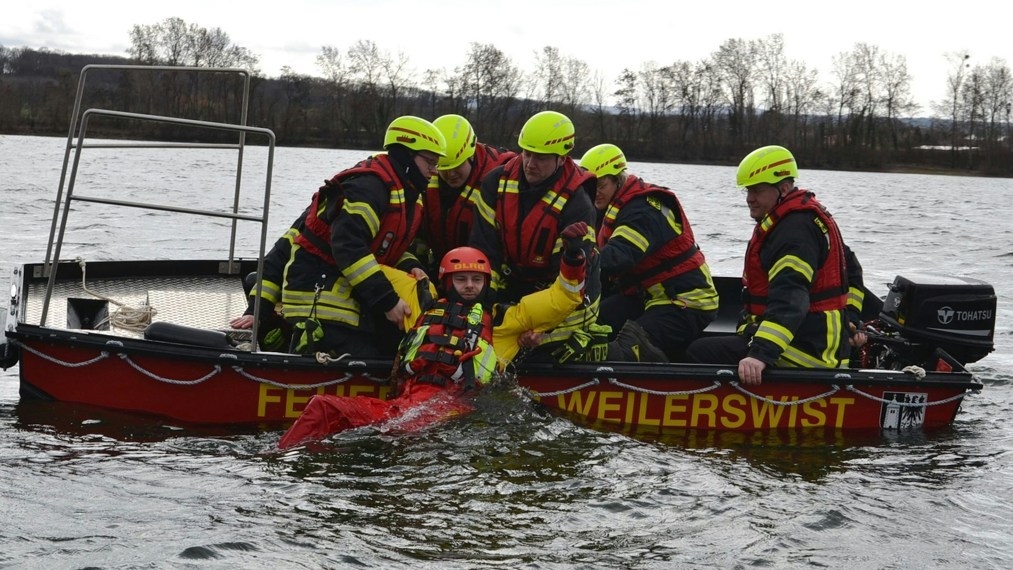 Bei der Übung mit der DLRG sollten die Rettungskräfte der Feuerwehr Weilerswist die Rettung von im Wasser treibenden Personen simulieren.