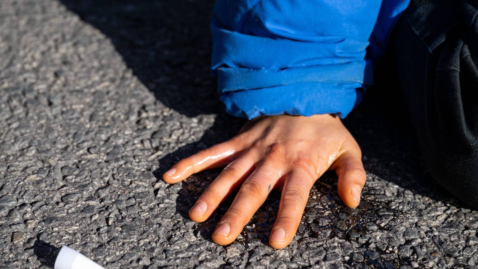 Klimaaktivisten hatten sich auf die Straße geklebt.