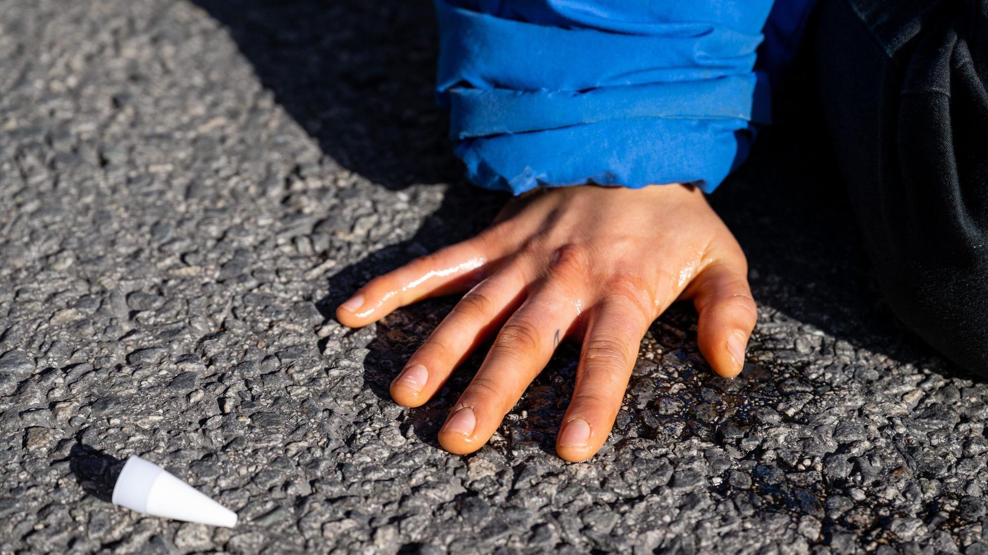 Klimaaktivisten hatten sich auf die Straße geklebt.