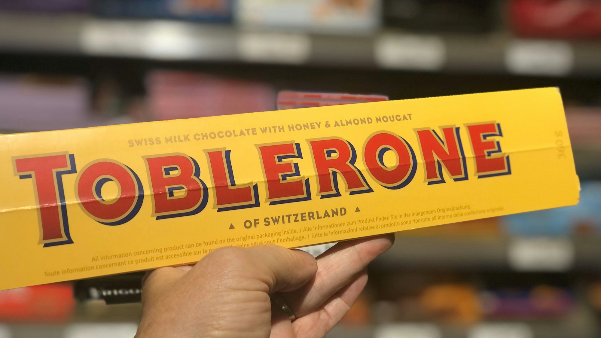 Die Verpackung einer Schweizer Toblerone-Schokolade in einem Supermarkt.