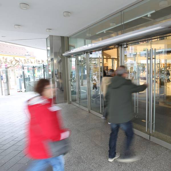 Menschen betreten eine Kaufhof-Filiale.