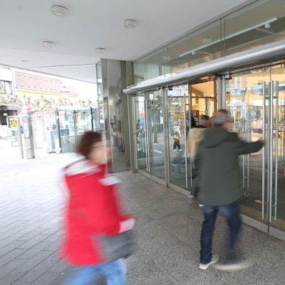 Menschen betreten eine Kaufhof-Filiale.