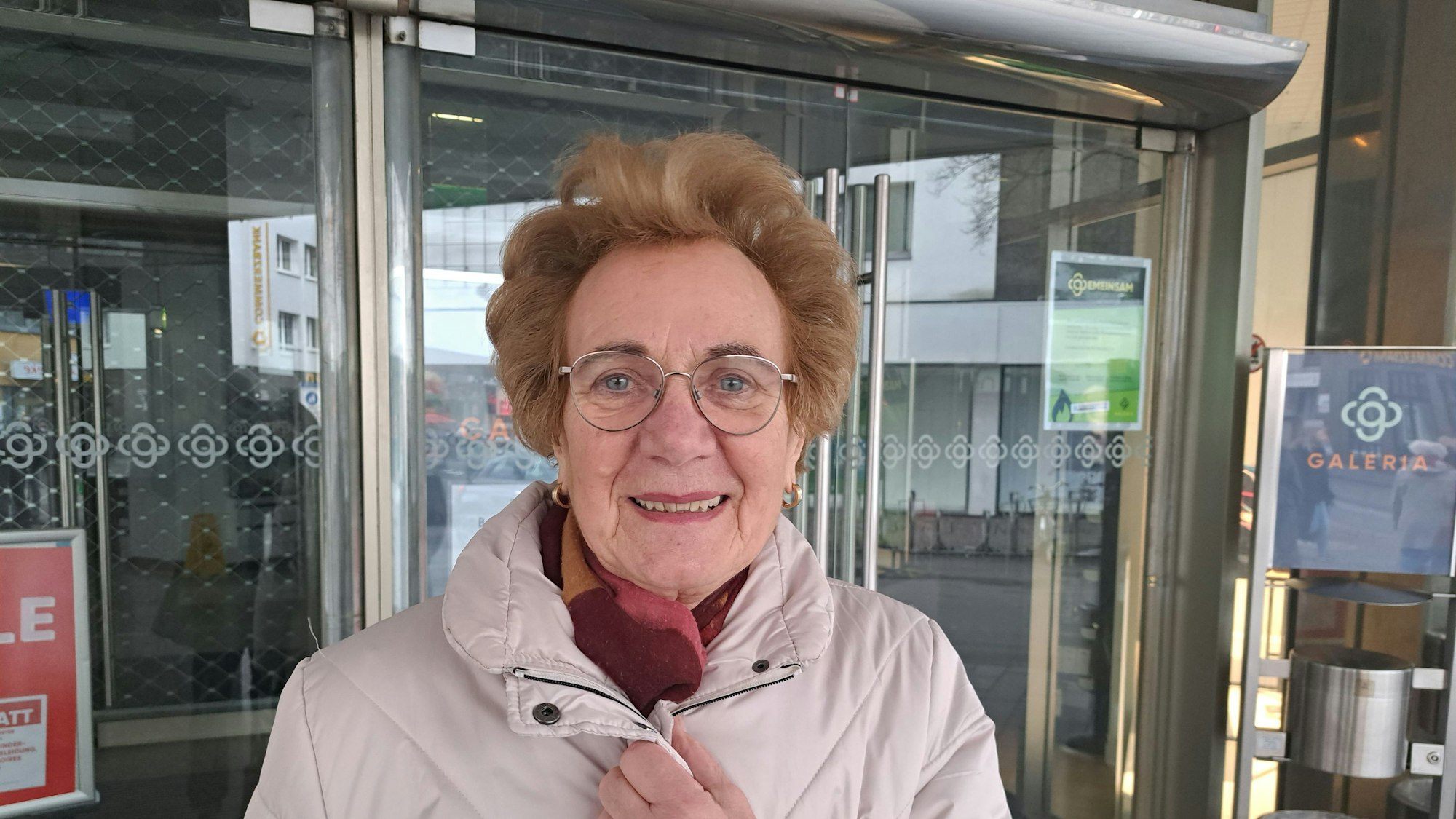 Eine Passantin äußert sich zum Aus der Kaufhof-Filiale in Siegburg.