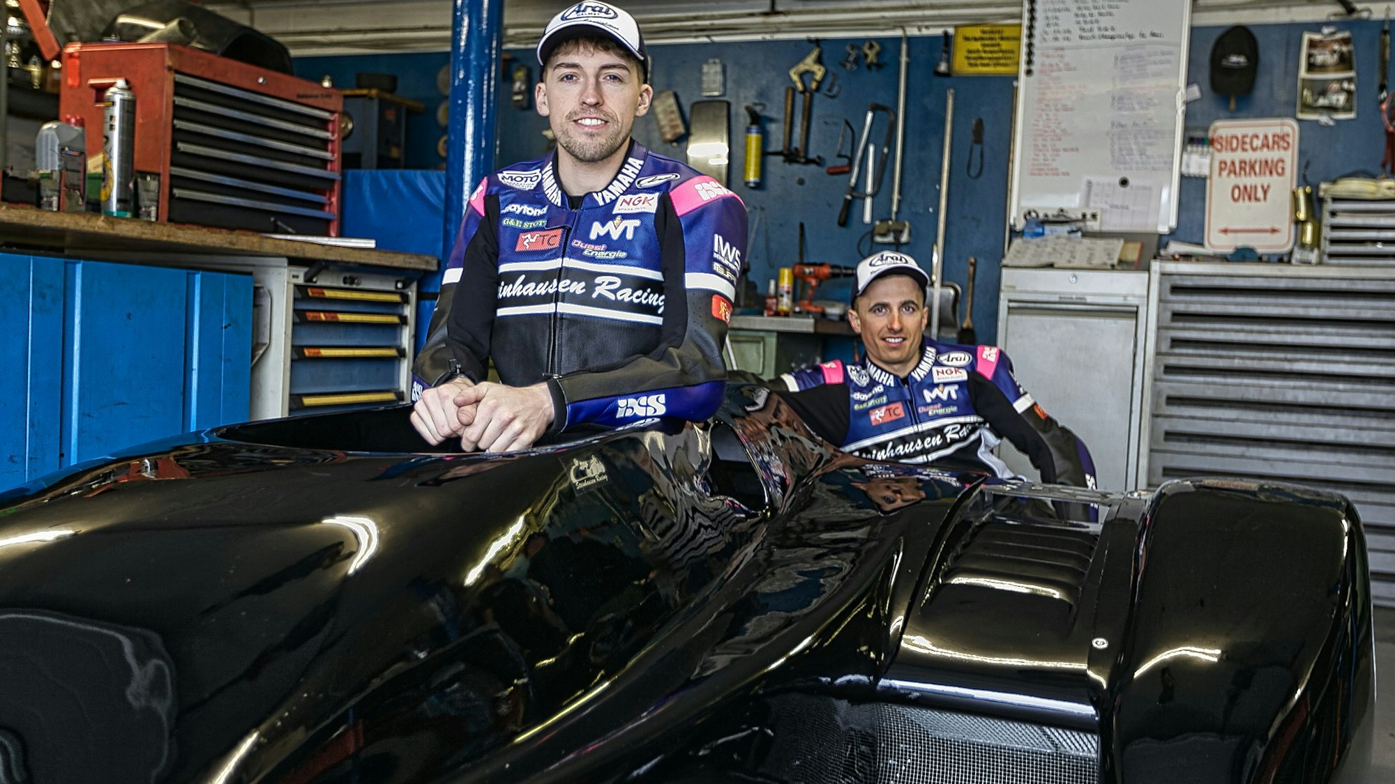 Harry Payne und Kevin Rousseau sitzen im Seitenwagen.