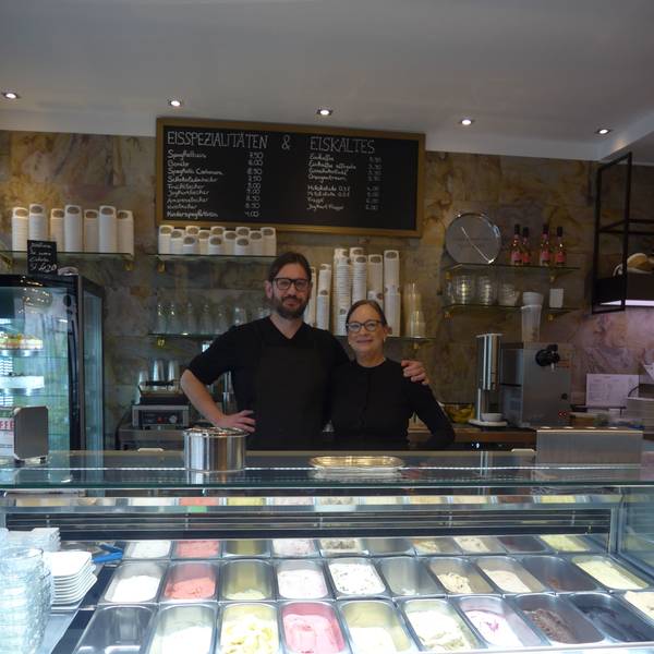 Foto 1 bis 3: Konstantin und Elisabeth Wegener haben nach 19 Monate Zwangspause ihr Café Amorini wiedereröffnet
Foto 4: Niklas Neumann (links) und Kiryarash Ebrahimi sind wichtige Stützen im Team des Café Amorini.