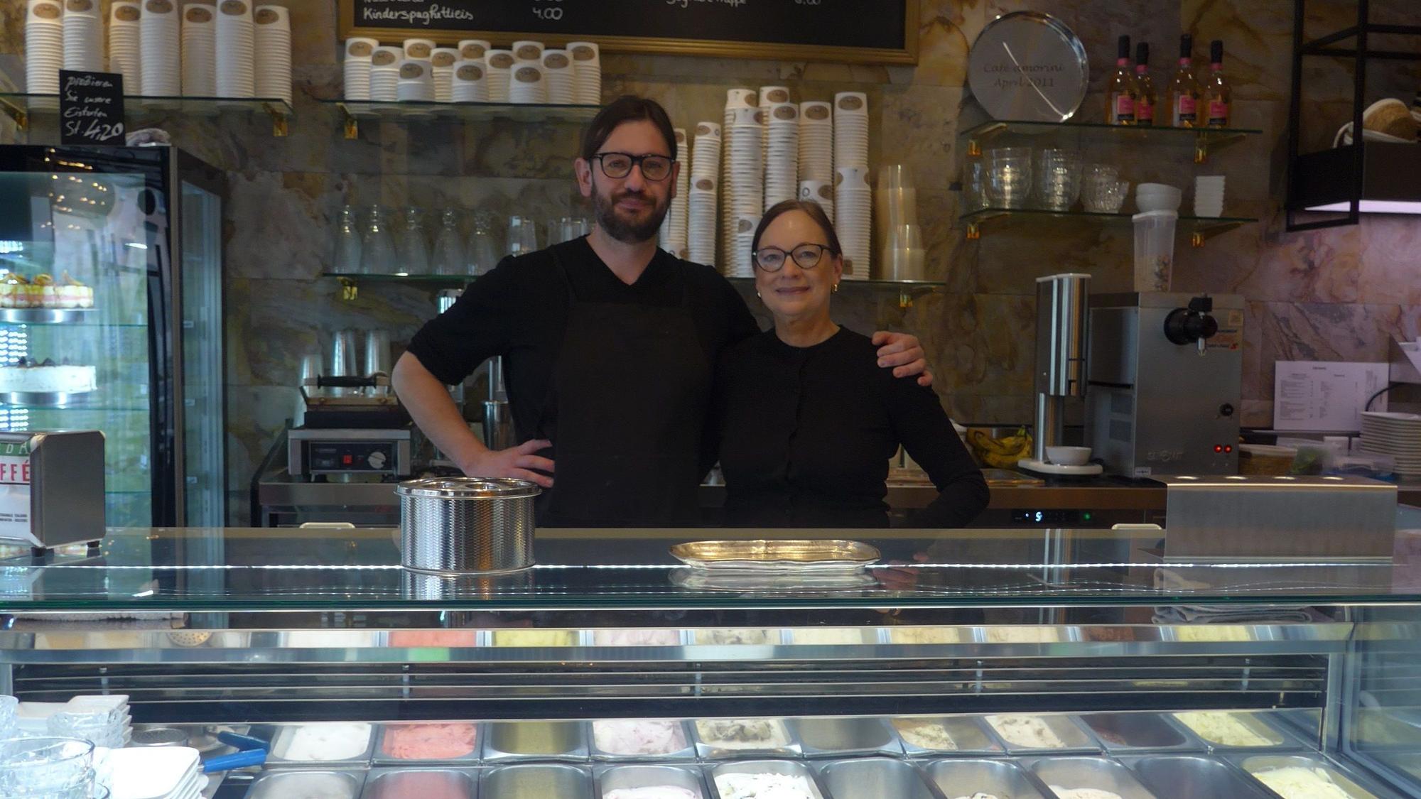 Foto 1 bis 3: Konstantin und Elisabeth Wegener haben nach 19 Monate Zwangspause ihr Café Amorini wiedereröffnet
Foto 4: Niklas Neumann (links) und Kiryarash Ebrahimi sind wichtige Stützen im Team des Café Amorini.