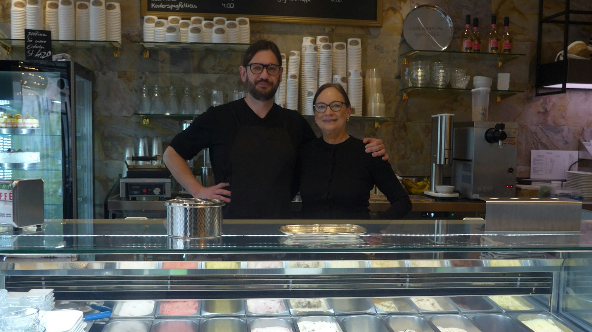 Foto 1 bis 3: Konstantin und Elisabeth Wegener haben nach 19 Monate Zwangspause ihr Café Amorini wiedereröffnet
Foto 4: Niklas Neumann (links) und Kiryarash Ebrahimi sind wichtige Stützen im Team des Café Amorini.