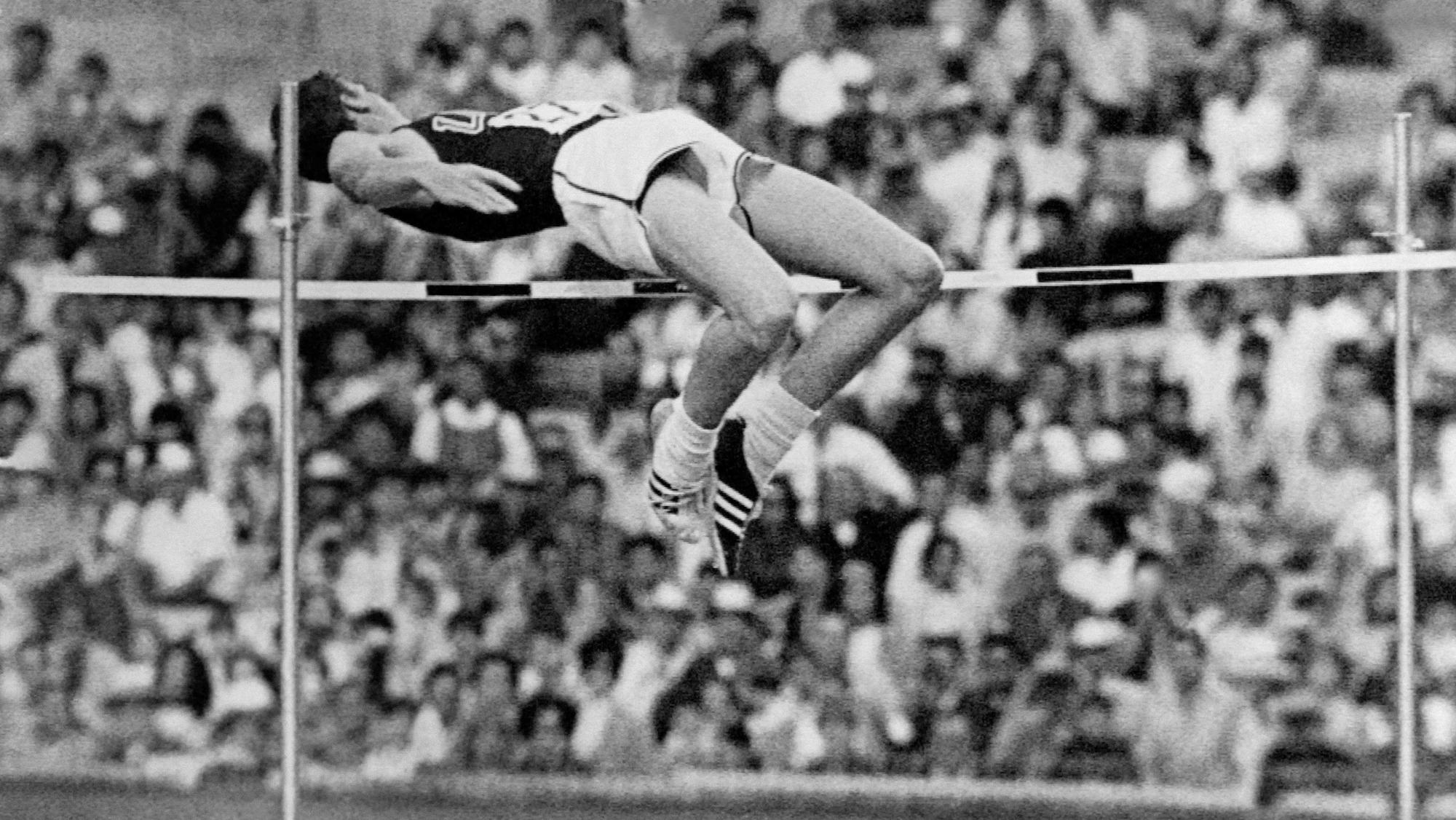 Dick Fosbury beim Hochsprungwettbewerb der Olympischen Spiele 1968.