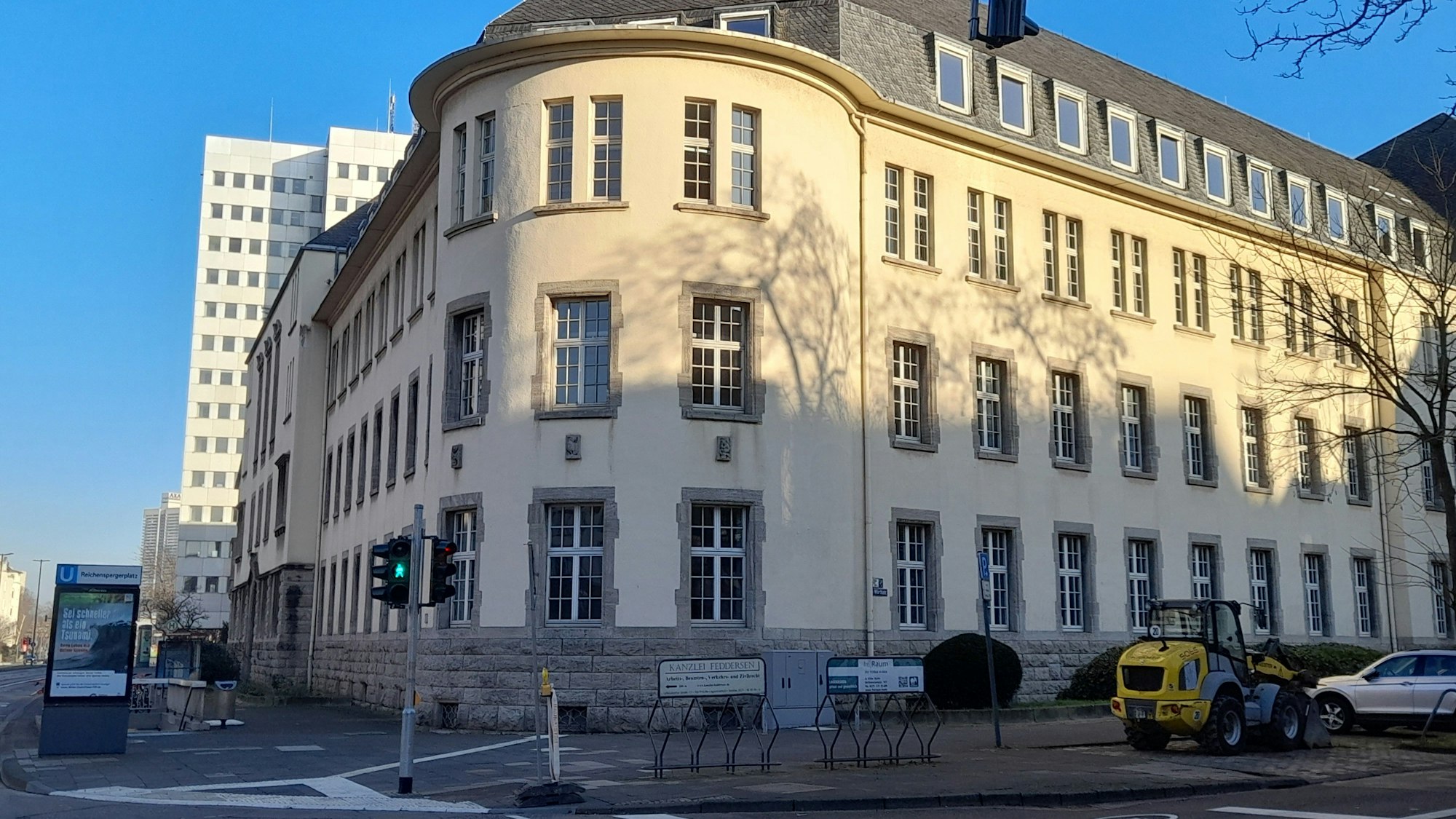 Ein Gebäude steht an einer Kreuzung.