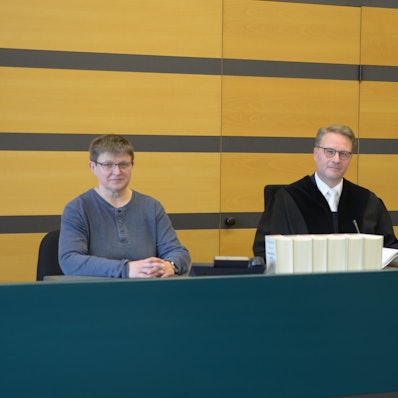 Schöffin Alexandra Blankenheim (v.l.), Richter Dr. Wolfgang Schmitz-Jansen und Schöffe Dr. Norbert Golz im Amtsgericht Euskirchen.