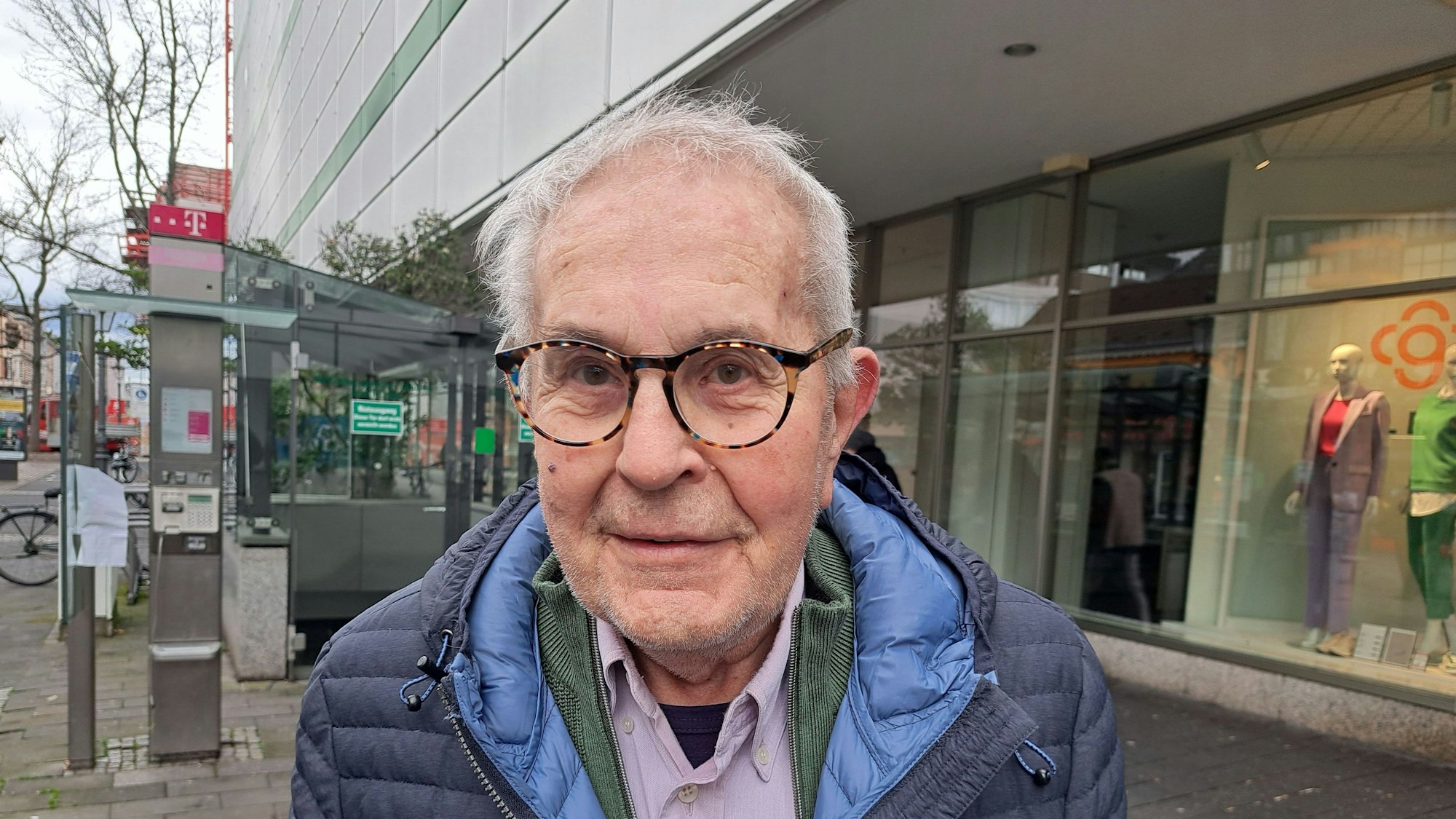 Ein Passant äußert sich zum Aus der Kaufhof-Filiale in Siegburg.