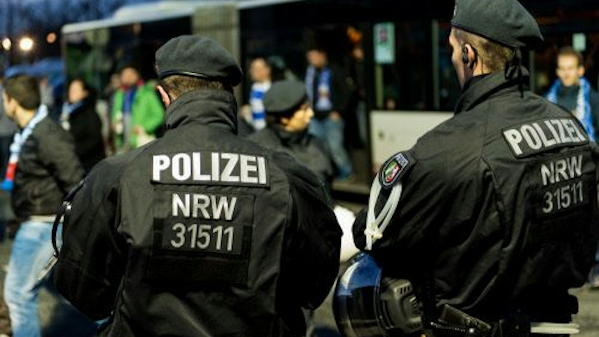 Beamte der NRW-BePo ohne Helm im Einsatz