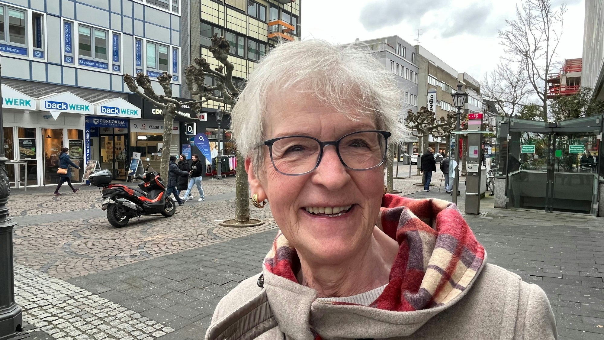 Eine Passantin äußert sich zum Aus der Kaufhof-Filiale in Siegburg.