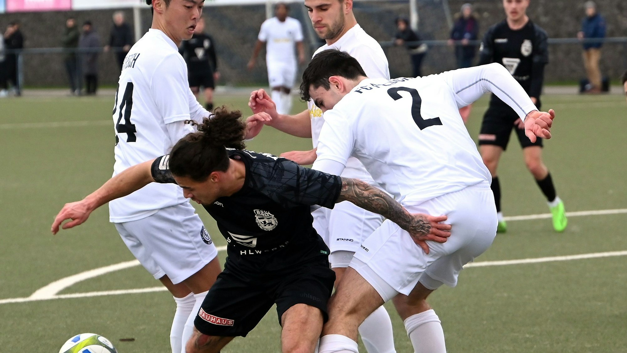 12.03.32023, Fussball-FC Pesch - Bonn
links: Takumu Yamahora (Pesch)
hinten mitte: Markus Lehmann (Pesch)
rechts: Felix Bußmann (Pesch)
Foto: Uli Herhaus