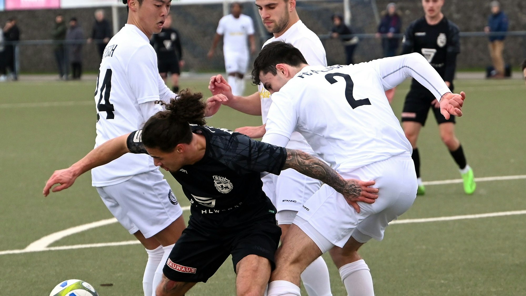 12.03.32023, Fussball-FC Pesch - Bonn
links: Takumu Yamahora (Pesch)
hinten mitte: Markus Lehmann (Pesch)
rechts: Felix Bußmann (Pesch)
Foto: Uli Herhaus