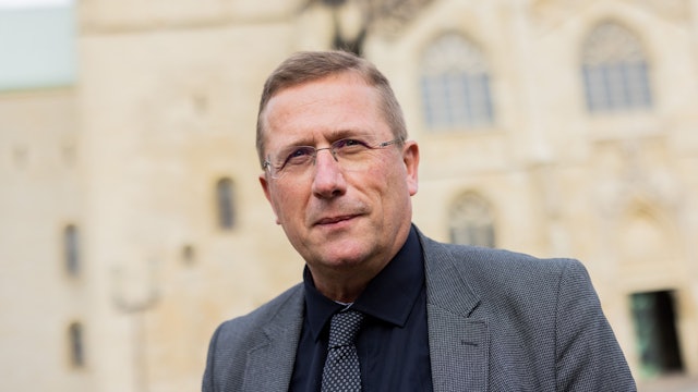 Thomas Schüller steht vor dem Münsteraner Dom.