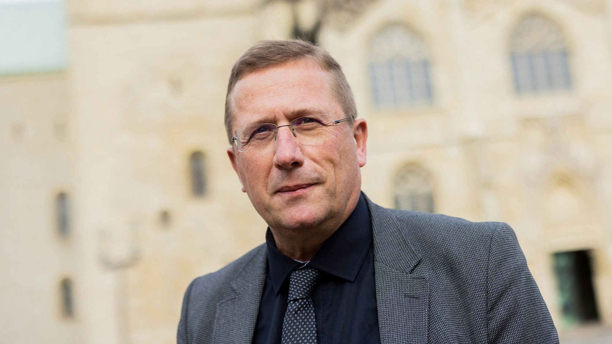 Thomas Schüller steht vor dem Münsteraner Dom.