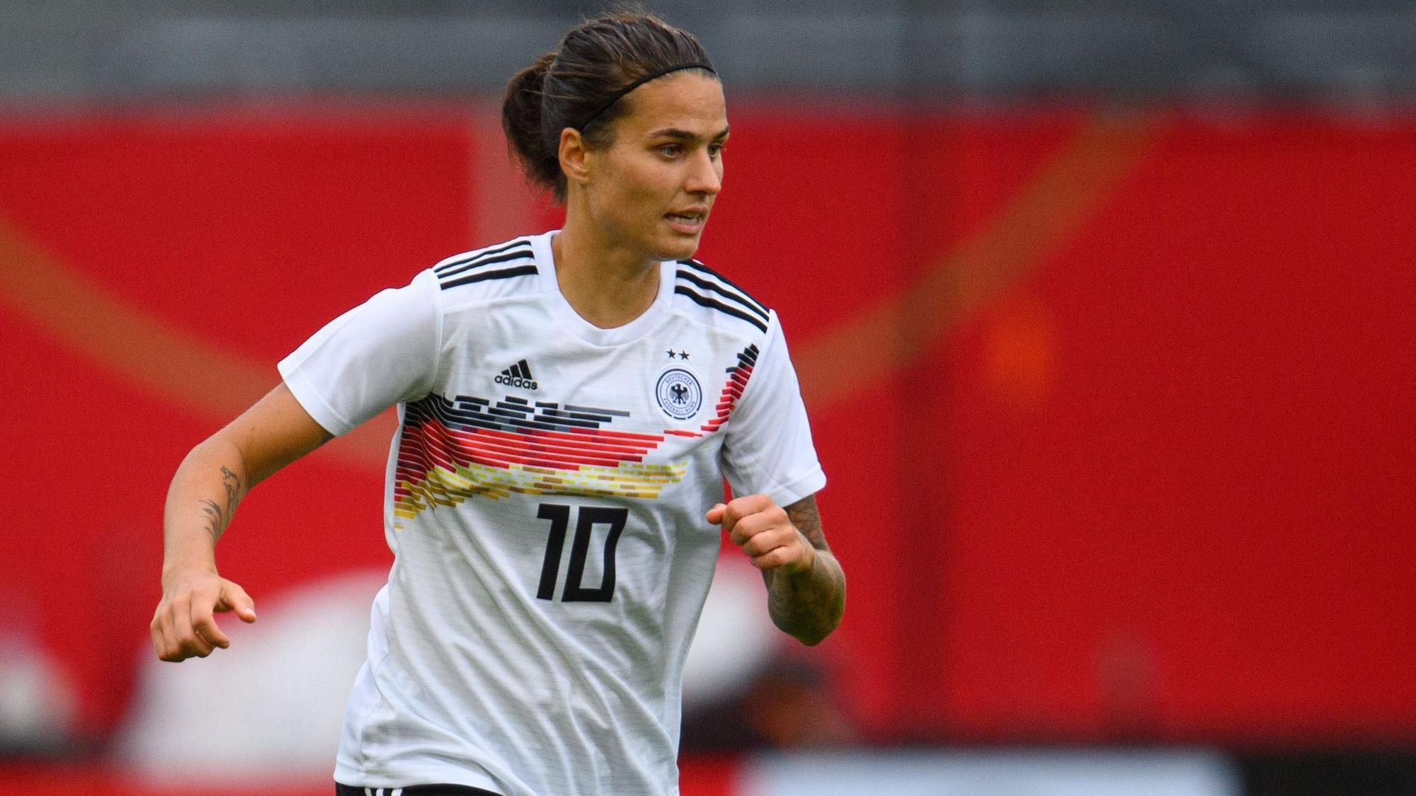 Deutschlands Dzsenifer Marozsán am Ball.