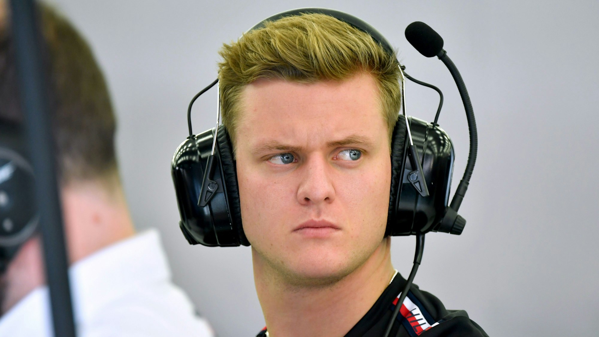 Motorsport: Formel-1-Testfahrten in Bahrain. Testfahrer Mick Schumacher aus Deutschland vom Team Mercedes in der Box. (zu dpa: «Ecclestone von Mick Schumacher überzeugt: «Wird seinen Weg gehen»») Foto: Hasan Bratic/dpa +++ dpa-Bildfunk +++